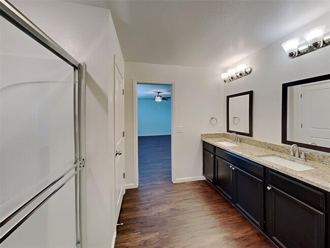 Building Photo - 5023 Highland Crest Dr