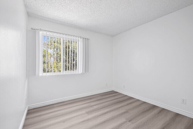 Building Photo - Updated 2BD/2BA Apartment IN SYLMAR
