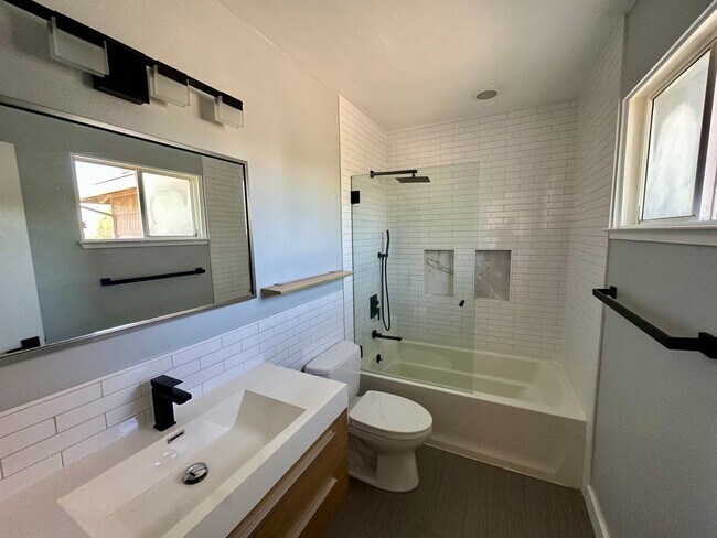 Building Photo - Convenient and Private Townhome