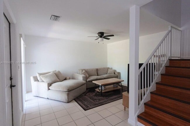 Building Photo - 702 Commodore Dr