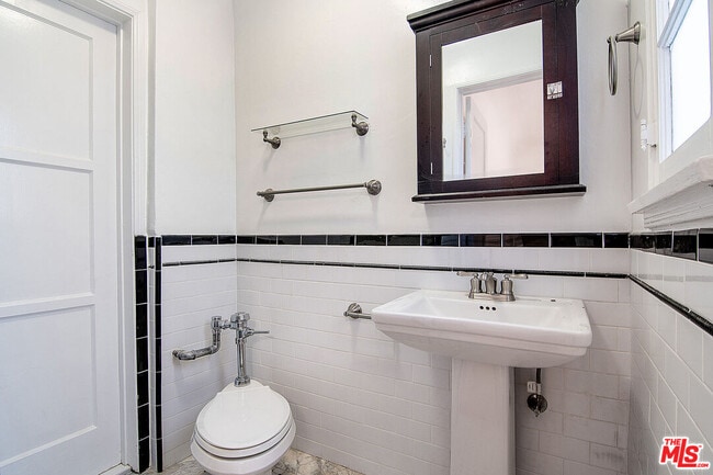 Building Photo - 1040 S Alfred St