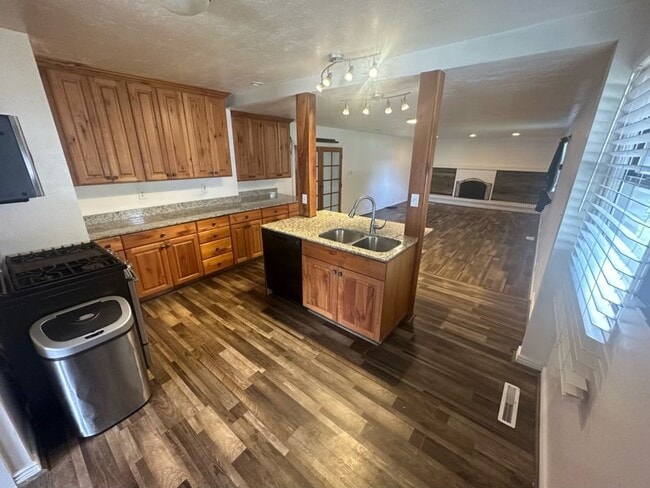 Building Photo - Beautiful home in great location