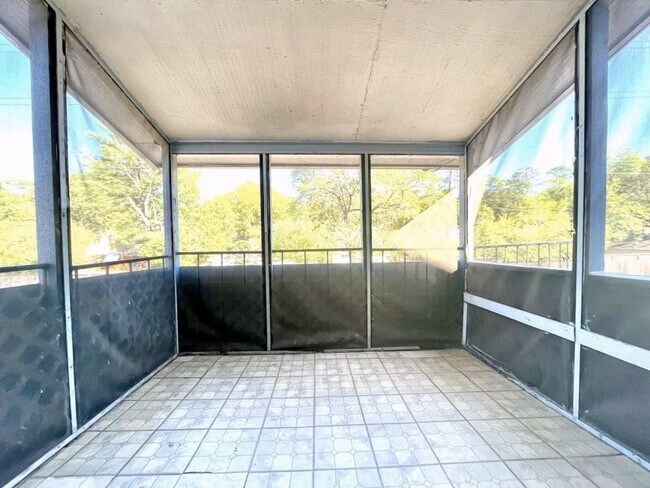 Building Photo - 752 Memorial Mews St