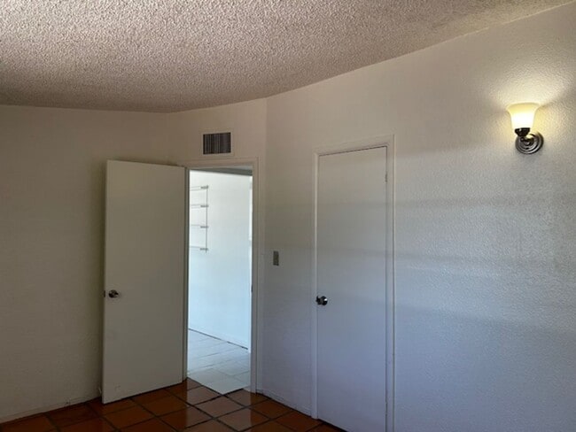 Building Photo - 2 Bedroom Single Family -Central Tucson