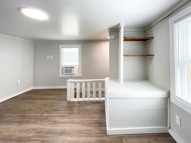 Building Photo - 906 W Main St