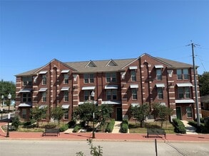 Building Photo - 300 Spruce St