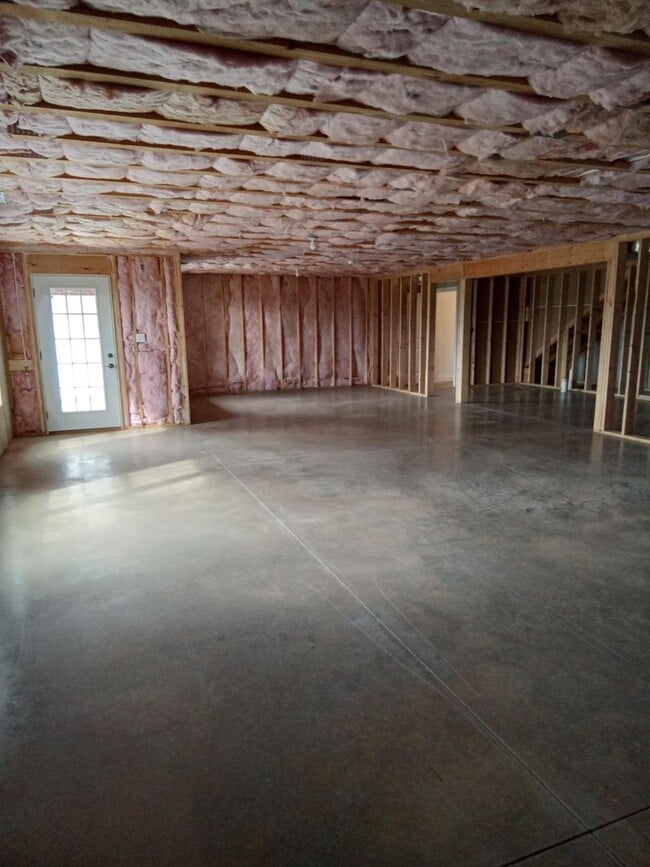 Building Photo - Patio Townhome Located 1 Block from Bedfor...