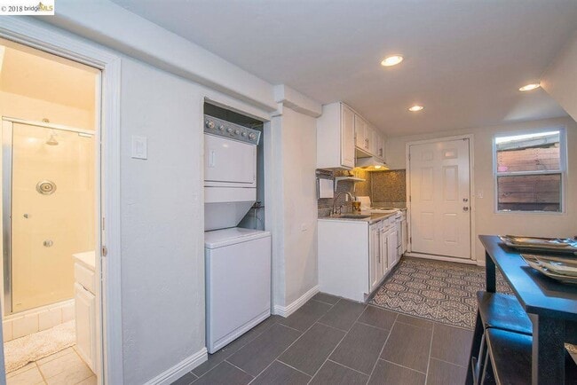 Building Photo - Available now! Emeryville 4 bedroom 3 bath house with Studio loftspace unit