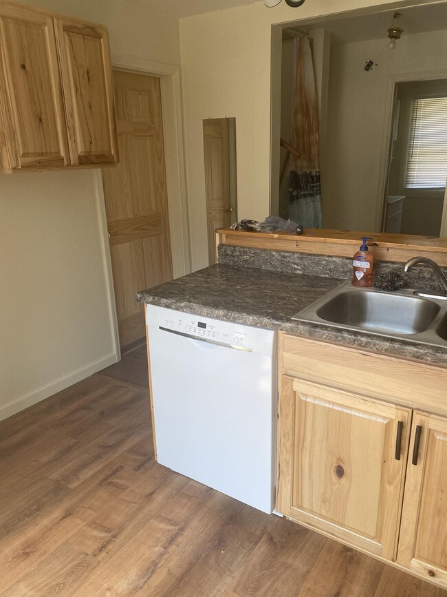 Building Photo - 313 E College St