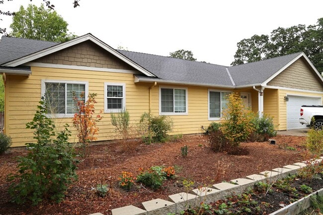 Primary Photo - Single Level 4 bed 2 bath home