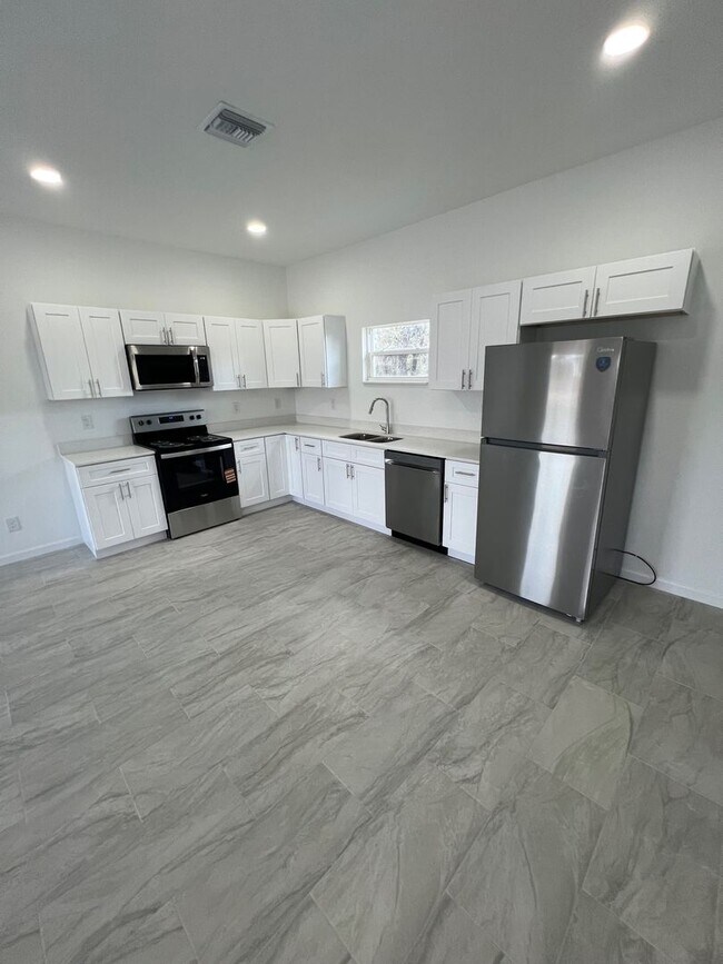 Building Photo - Brand-New 3BR/2BA Home with Garage – Serene Lake Placid Neighborhood