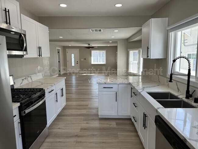 Building Photo - 1519 W 22nd Pl