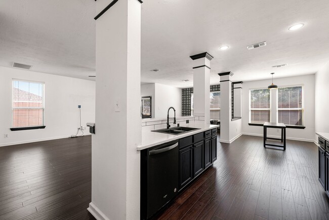 Building Photo - 5350 Brookway Dr