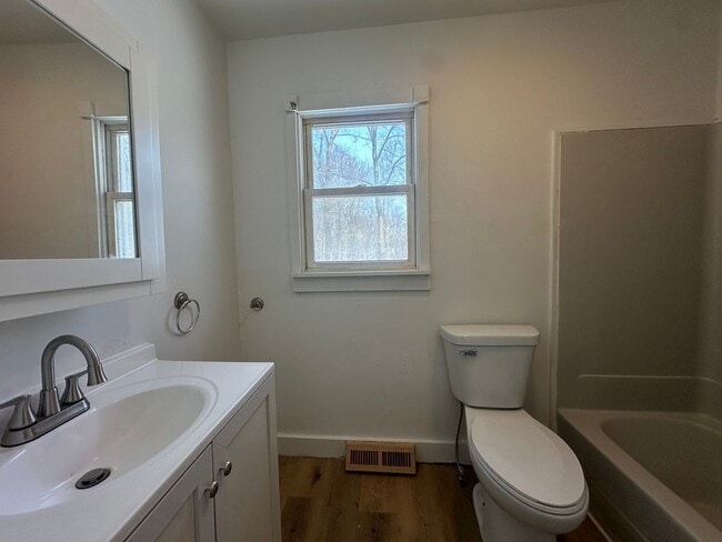 Building Photo - Three Bedroom Home in Battle Creek