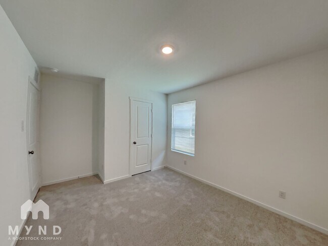 Building Photo - 213 Poplar Pl
