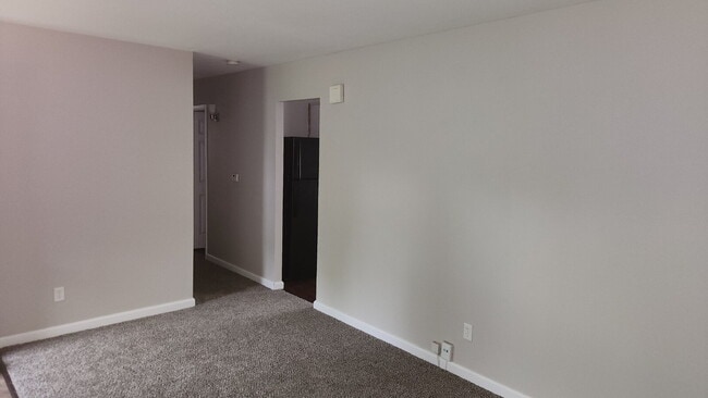 Building Photo - "Charming 3-Bedroom Gem in Hazelwood with Modern Comforts