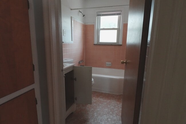 Building Photo - 256 Brentwood St