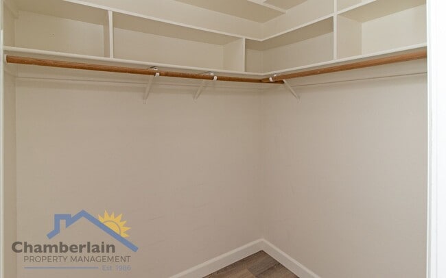 Building Photo - 2 bedroom 1/5 bath in the Village and walk...