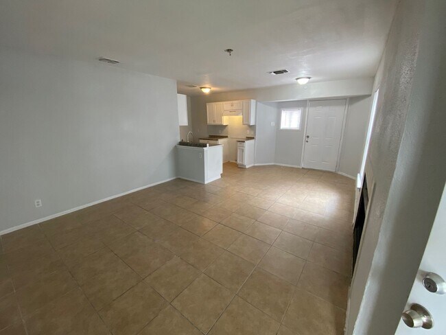 Building Photo - Spacious 2BR/1BA- Home Available Now!