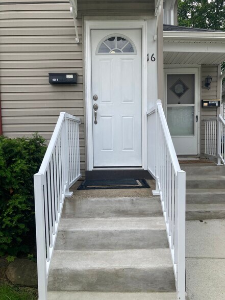 Primary Photo - 16 Parsons St