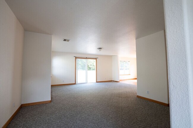 Building Photo - 2712 Meadow Creek Way