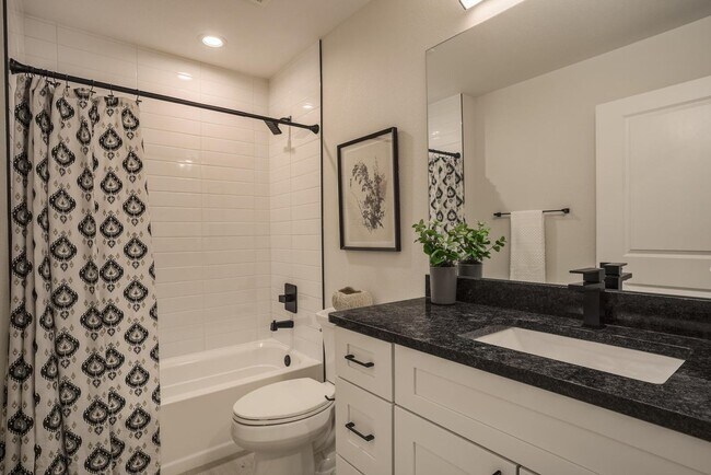 Building Photo - New Townhome in the Far NE Heights