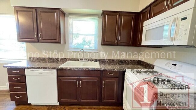 Building Photo - Beautiful 3 Bedroom / 2 Bathroom Duplex in...