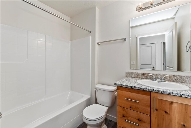 Building Photo - 3 Bedroom, 2 Bath Home w/2 Car Garage in D...