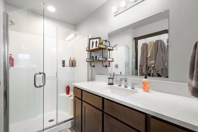 Building Photo - Stunning Townhome with Mountain Views for ...