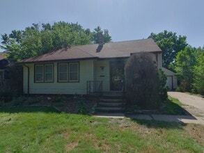 Building Photo - 1027 N Old Manor Rd