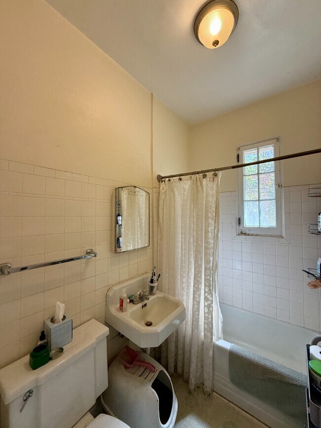 Building Photo - 1 bedroom apartment with private balcony!