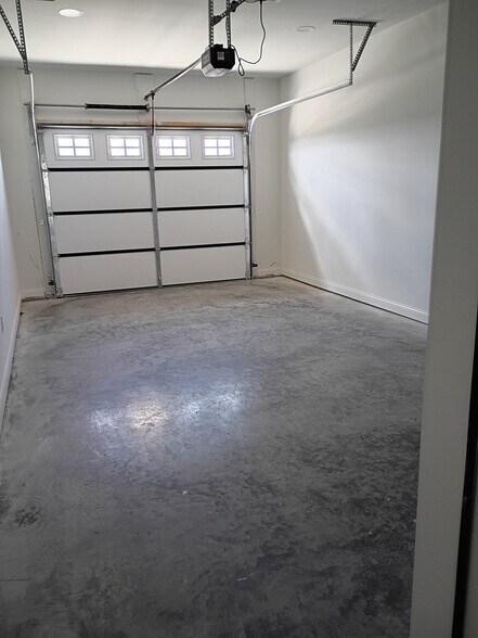 Building Photo - 844 Ridgewood Dr