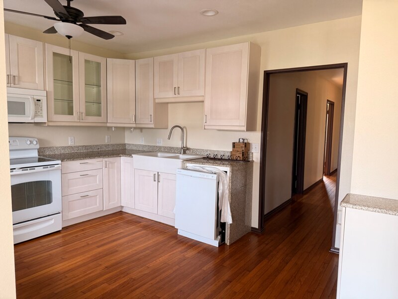 Building Photo - 302 E Sandstone St