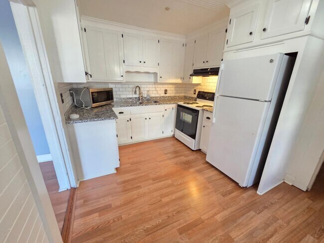 Building Photo - 310 7th St