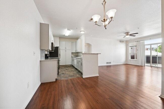 Building Photo - 3 Bedroom Condo in Aurora
