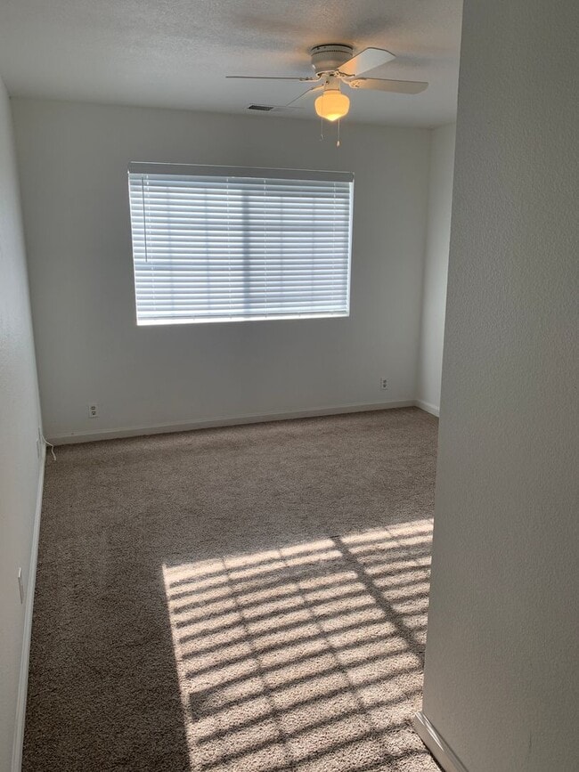 Building Photo - Recently-remodeled 3 bed 2 bath