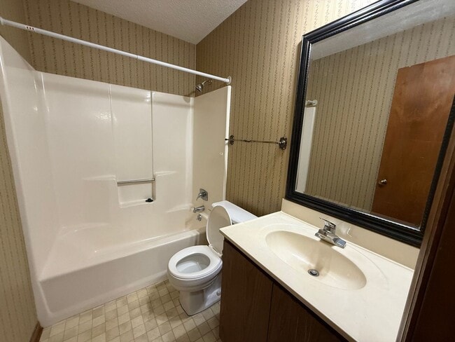 Building Photo - Nice 2 bedroom 2 bath duplex