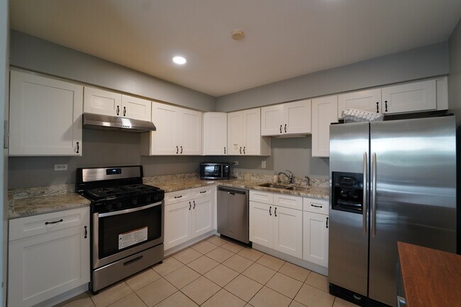 Building Photo - 807 Mansfield Ct