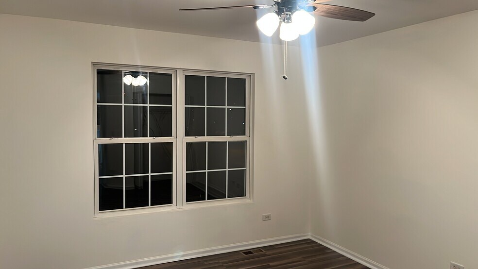 Building Photo - 1096 Clover Dr