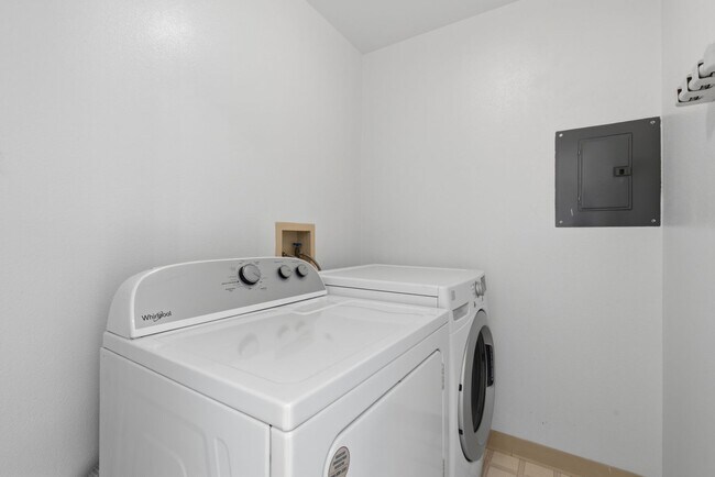 Building Photo - Top-Floor 3BR in Duplex Near BART | Vaulted Ceilings | In-Unit Laundry | Garage Parking