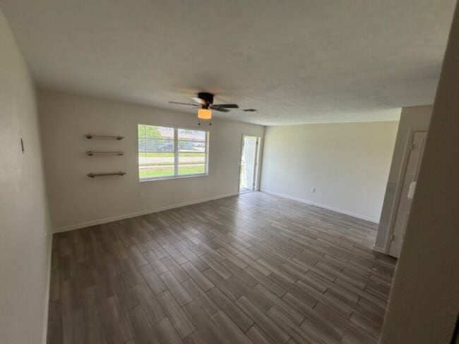 Building Photo - -AVAILABLE NOW! Updated 2BR/1BA Duplex  Fr...