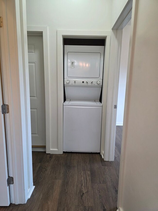 Building Photo - AVAILABLE NOW! Spacious 2-Bed, 2-Bath Dupl...