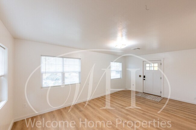 Building Photo - Comfortable 3-Bedroom Home with Fenced Yard and Attached Carport