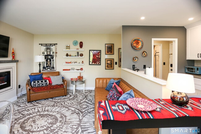 Building Photo - 36 Turn of River Rd