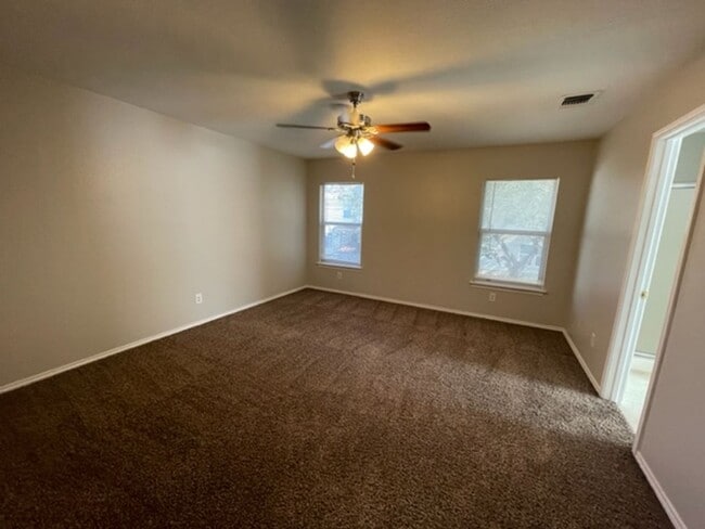 Building Photo - Spacious 3 Bedroom 2 Bath