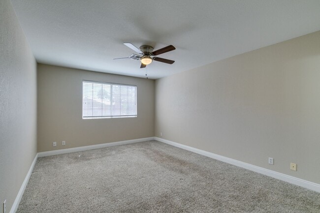 Building Photo - Stylish 2-Bedroom Townhome in Green Valley with Modern Upgrades & Prime Location!