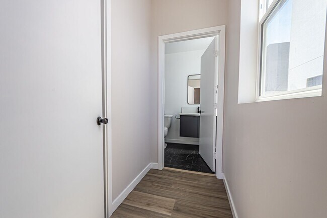 Building Photo - Stunning 4-bedroom, 4-bathroom tri-level t...
