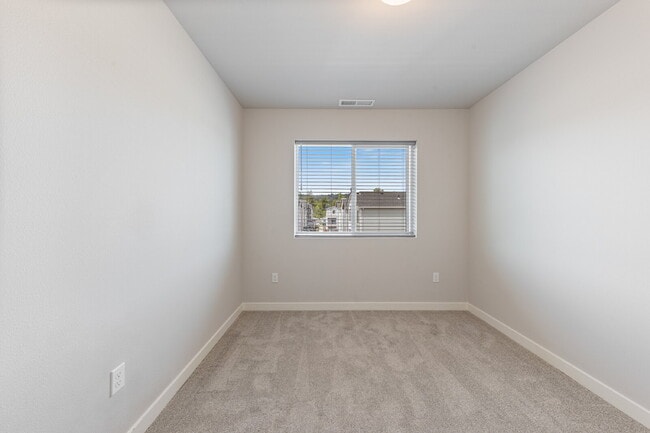 Building Photo - Newly Constructed 3 bedroom, 2.5 Bathroom home with luxury finishes!