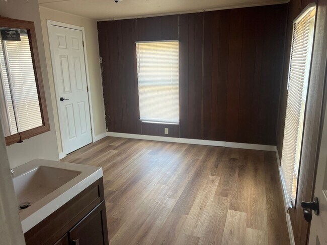 Building Photo - Beautifully Updated 3 bedroom 2 bath home