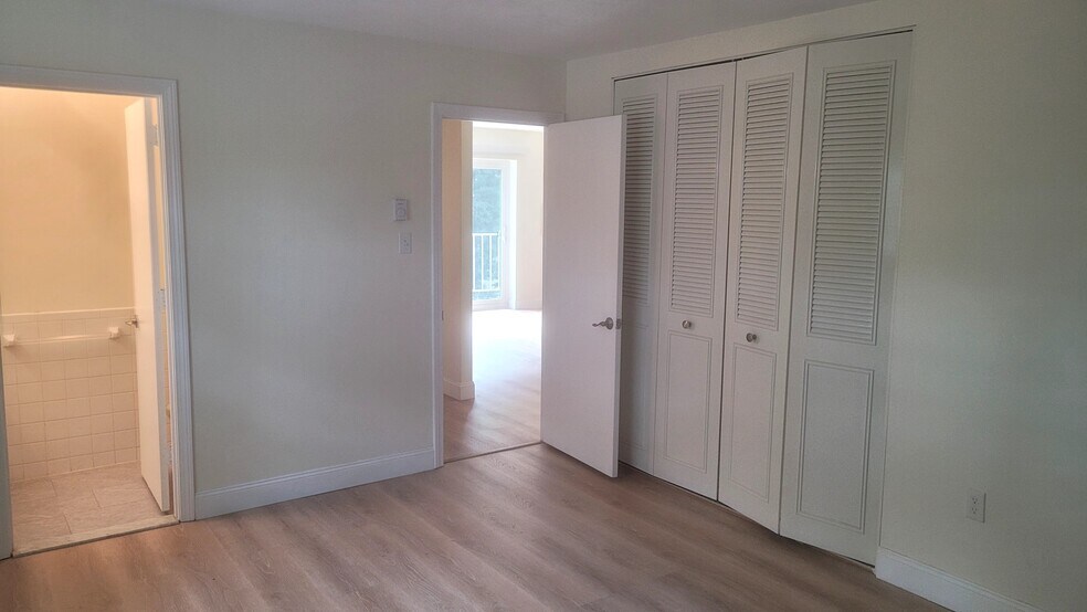 Building Photo - 25 Greentree Ln